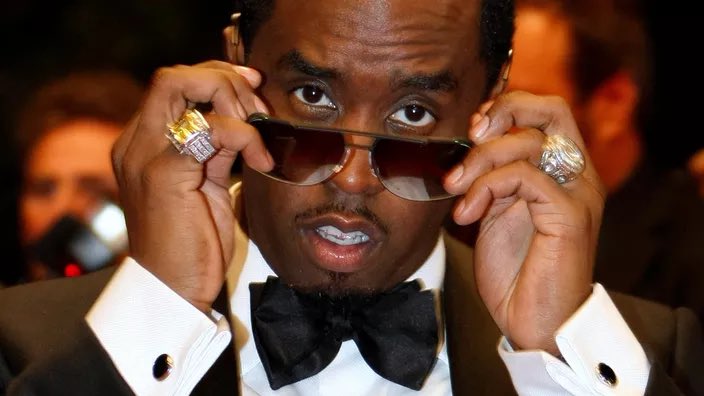 Delcroixx's tweet image. Condamné à quatre ans et deux mois de prison, #PDiddy transféré dans une prison du #NewJersey lefigaro.fr/culture/comdam… via @Figaro_Culture