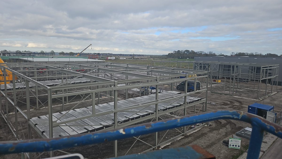 Wat gaat het snel in #Urk We hebben in de afgelopen weken 6(!) #staalconstructies geleverd op #bedrijventerrein #Port of #Urk. Op deze 2 foto's zou je ze alle zes kunnen ontdekken. Ook zoeken we nog collega's. Kijk op: riezebos-constr.nl/vacatures/ #staalbouw