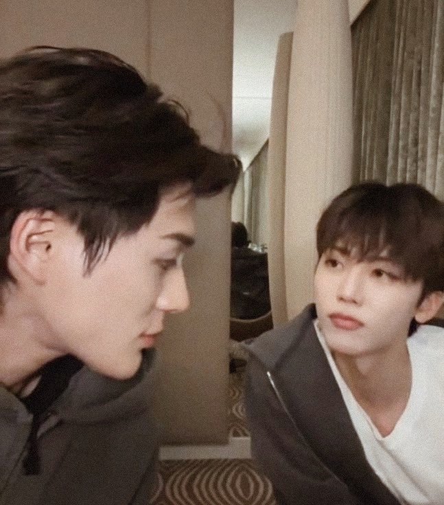 dihyuki's tweet photo. “📞” nohyuckmin au! 🔞

onde donghyuck recebe uma denúncia de ato obsceno, e se depara com um casal exibionista no meio da praça. https://t.co/ncPgEnx4UT