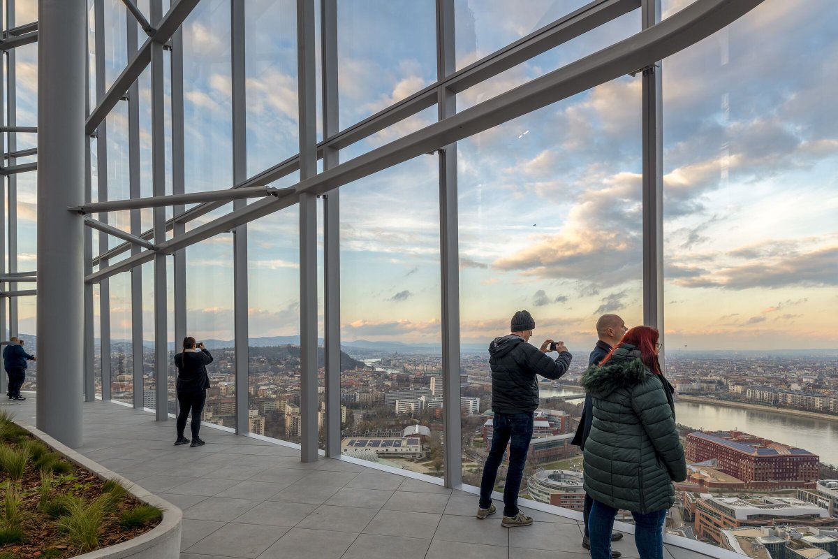 Archello's tweet image. Foster + Partners’ @FosterPartners MOL Campus in Budapest redefines the corporate workplace through a sustainable union of glass, steel, and greenery. 
buff.ly/fh4wuxq 

#FosterandPartners #SustainableWorkplace #MaterialInnovation