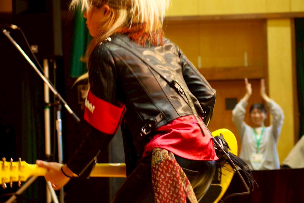 何が正解で誰が正義がわからないけど
俺は自分を犠牲にして色んな隙間産業を動いた
怒りたくない相手にも怒った
そんな事が詰まった10月🔚
まるで1年の様な１ヶ月
俺も1人の人間だ
俺は楽しくギターを弾きたい
そして旨い酒をタバコ吸いながら呑みたい
誰も理解はできないだろう
俺はバンドをやってる