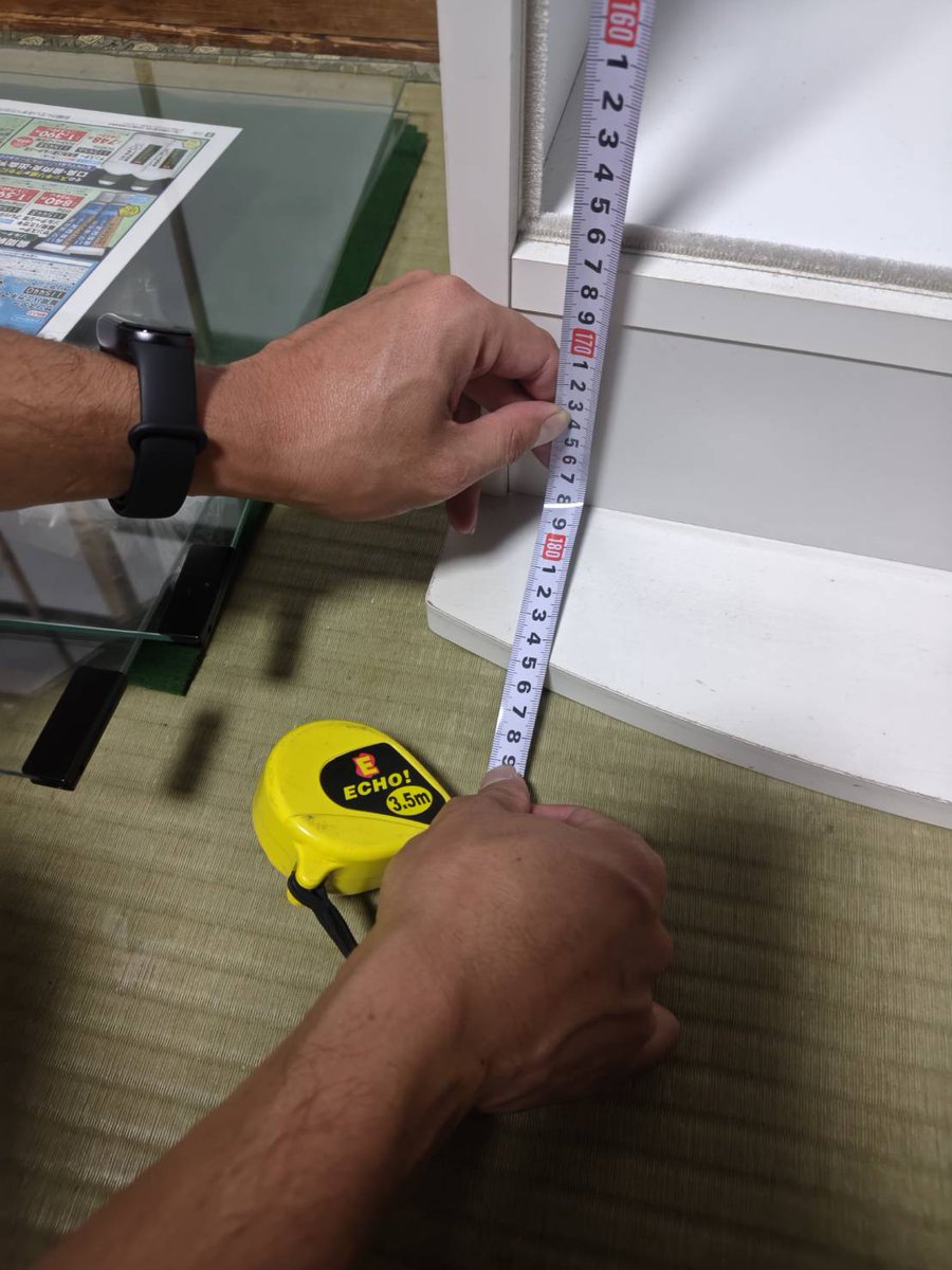 ALEX400ST250's tweet photo. ガラス棚のコレクションケース

引取り希望出はありますが、欲しい方いらっしゃいますか？

高さ 180cm
幅 50cm
奥行 30cm

ガラスは確か7枚？
上段下段で、8〜9段くらい作れます https://t.co/mRz5iQChyr