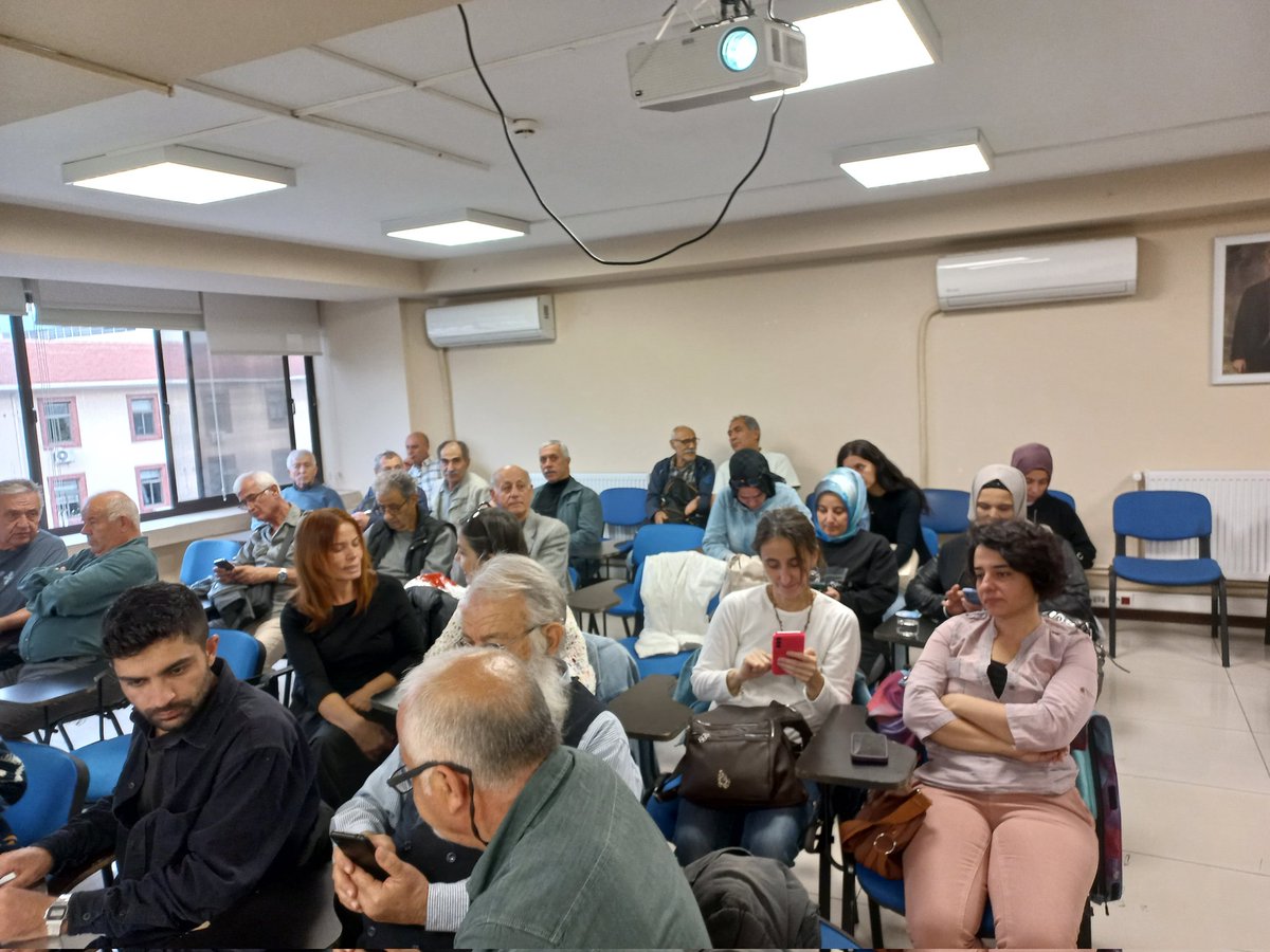 İzmir'de HDK'nin düzenlediği, Barış Sürecinde KHK Mağdurları Buluşmasında, Barış akademisyeni Zerrin Kurtoğlu ve platform sözcümüz Münir Korkmaz <a href="/mkorkmaz62/">Münir Korkmaz</a>  KHK’lıların yaşadığı hukuksuzlukları dile getirdiler. 

"KHK hukuksuzluğu çözülmeden Toplumsal barıştan söz edilemez."