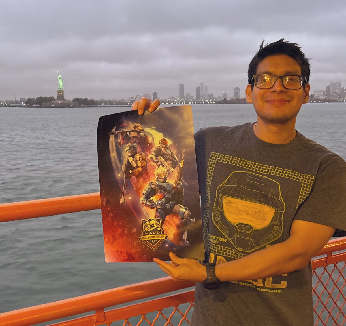 alvaroKNTS's tweet photo. Un amigo que fue fue al HCS 2025 vino de visita y me trajo esto de regalo, Halo World Championship 2025, el último para Halo Infinite, y como buen friky/nerd tenía que tomarme una foto con esto frente a este paisaje 🤘

#HaloWC #HaloInfinite #Xbox #HCS2025 https://t.co/4VOwU3eOBP