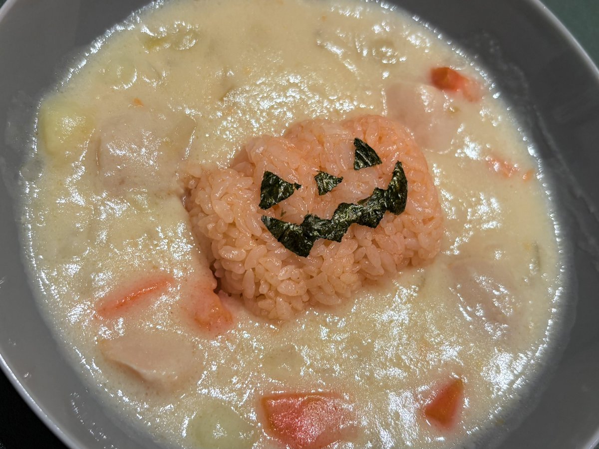 mama_itsuki's tweet photo. 夕飯。
子供達が各々、ゴハンをハロウィンカボチャに変身させました🎃

って今日が当日ってことを完全に忘れてて🫣💦
たまたまシチュー作ってあったから、の対応。
どうせなら人参とか可愛くしときたかったなー。

まぁでも子供達が予想以上に喜んでたからヨシとする👍 https://t.co/hkZ1NnfxDf