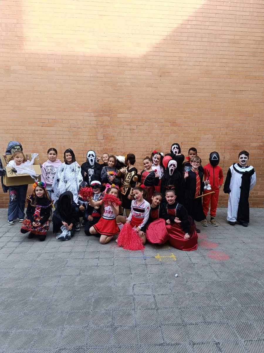 I aquesta tarda...cicle mitjà ens disfressem per a Halloween!!!!