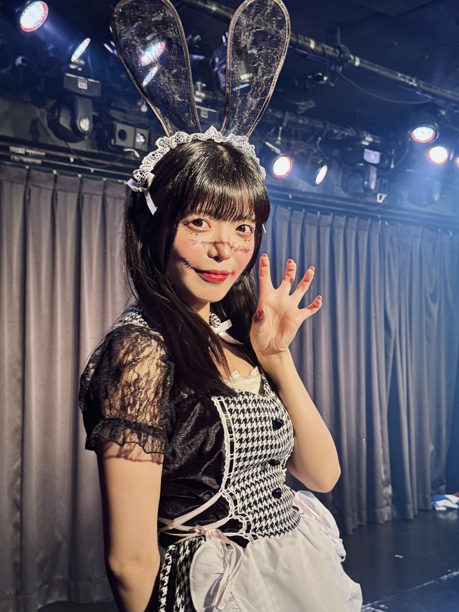 Orcaoo54's tweet photo. happyHalloween🎃 #jpi
一週間おしごと頑張った転生。今年は黒うさぎ👯
ソロは戦略型魔法並の長文歌詞が並んでて笑ったww
ヲタクも半分くらい仮装してて楽しかった👻キョンシーオジ
あと特典会は耳元がしあわせになりました🍣♡
#超星みるく ∗ @mchan_para https://t.co/Ig7cQlVGBe