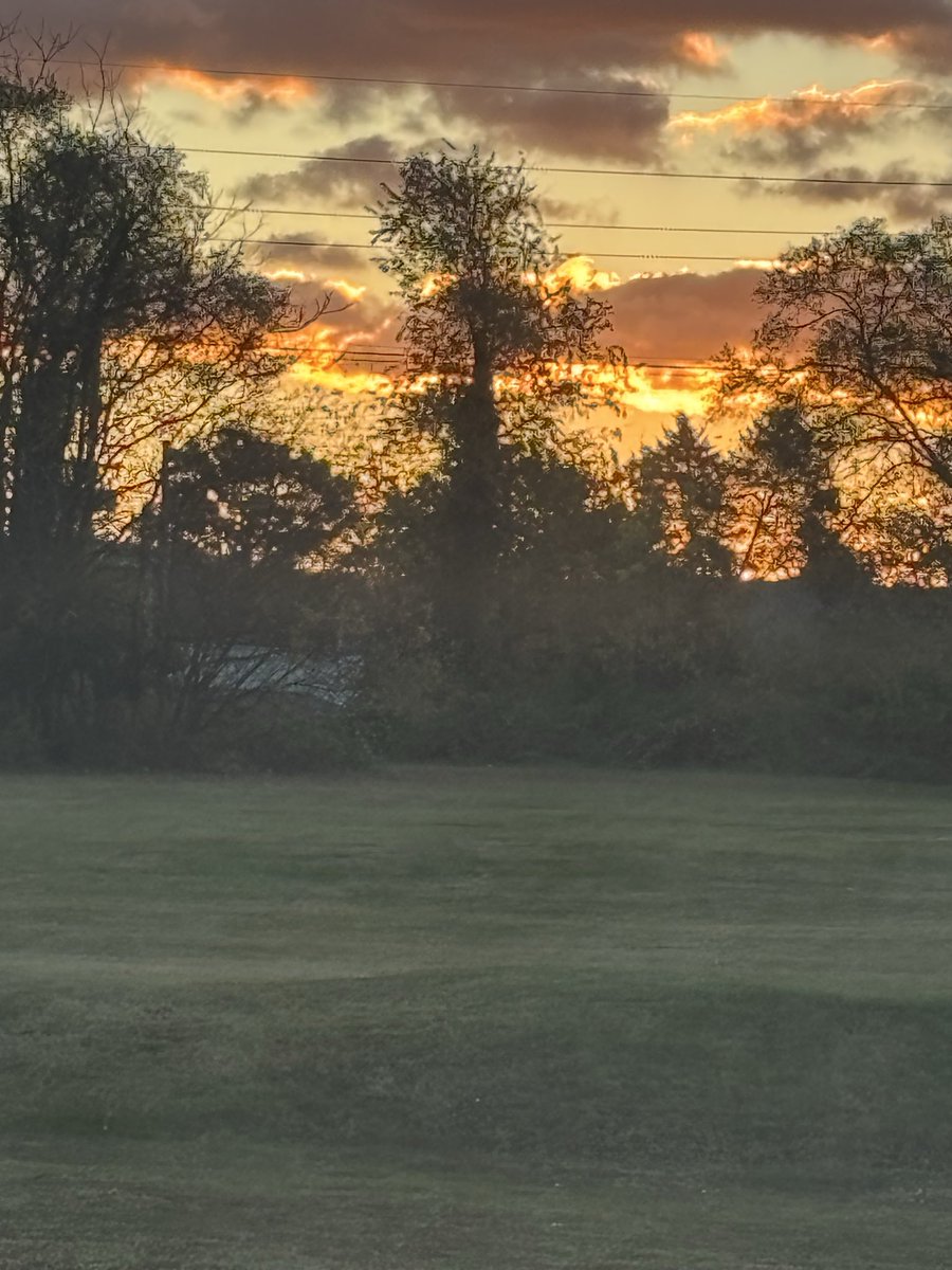 steven_pee51332's tweet image. The sky was on fire this morning