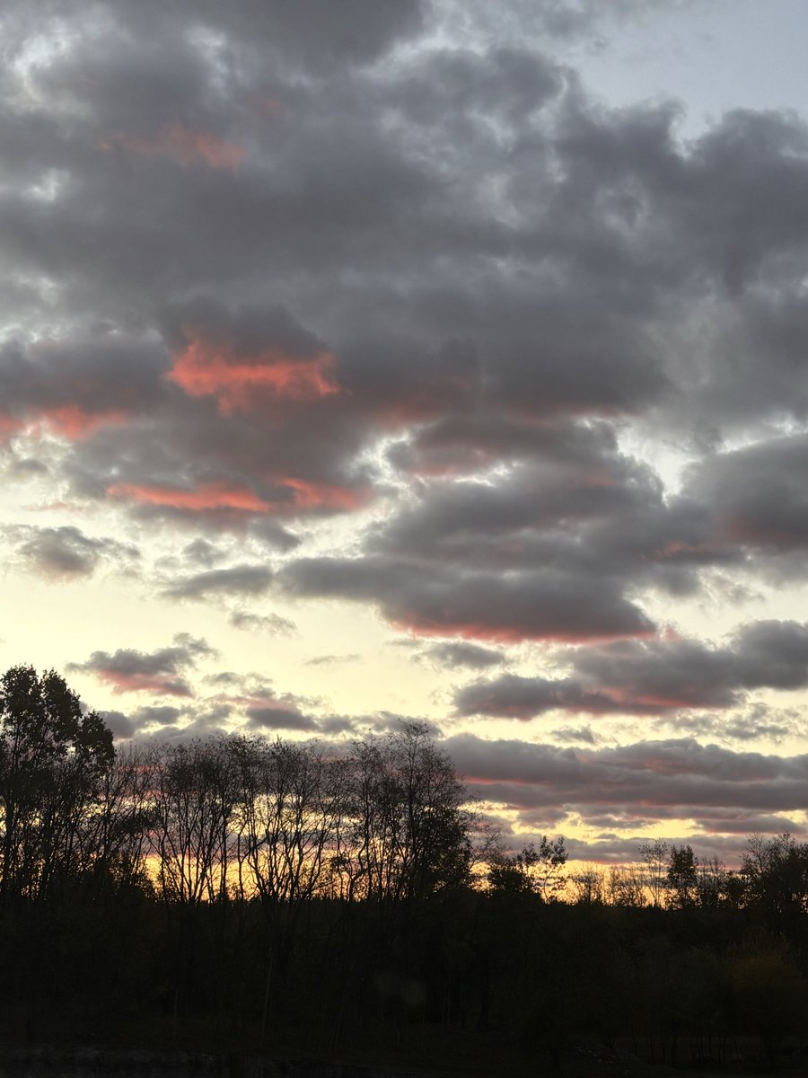 steven_pee51332's tweet image. The sky was on fire this morning