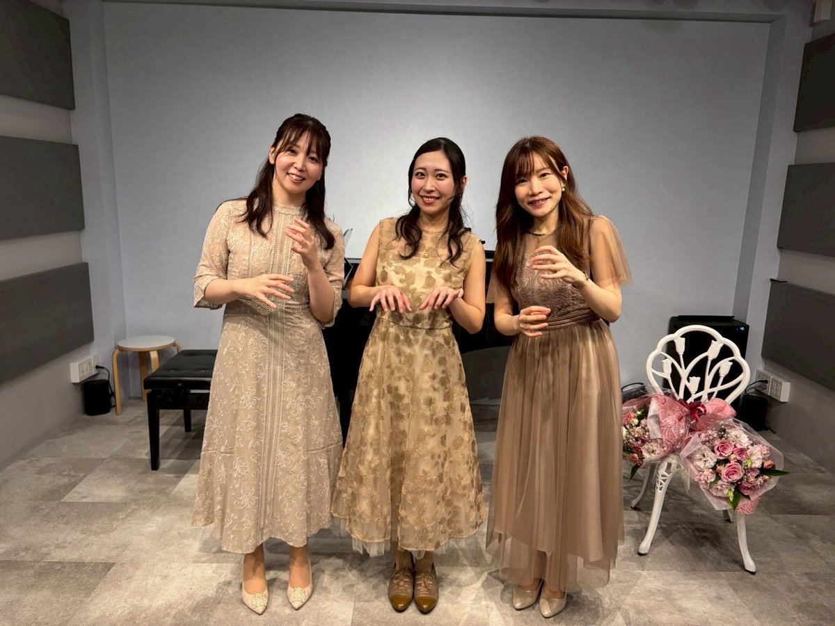 amiclpf's tweet image. Afternoon concert、無事終演しました！
それぞれ手持ちの衣装にしたら、ちょうど枯葉っぽくなった🍁(右の写真はリハ)
周りの人への感謝の気持ちでいっぱいになった日でした🥹ありがとうございました😊
音楽を通じていろんな方に出逢うのはとても不思議だな、と改めて。
人生っておもしろいな〜