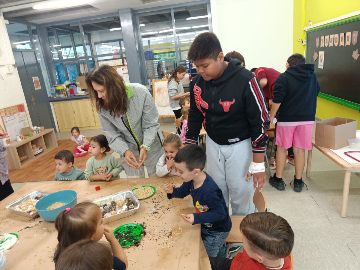 Després de molta preparació, els de sisè hem exposat els Canvas que els hem fet amb la recepta de panellets i els hem ajudat a fer-los. Ens encanta estar amb els més petits de l'escola!🍂🍄‍🟫🥮
