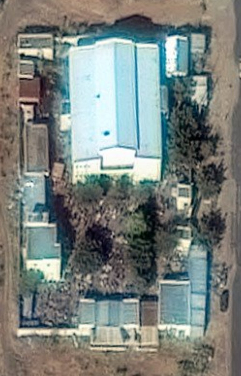 <a href="/trondeler/">trondeler</a> <a href="/trbrtc/">Christiaan Triebert</a> <a href="/vantortech/">Vantor</a> Ah, I got it now. The scale actually made it hard to understand.

See how rough the ground is inside the compound?

Bodies.