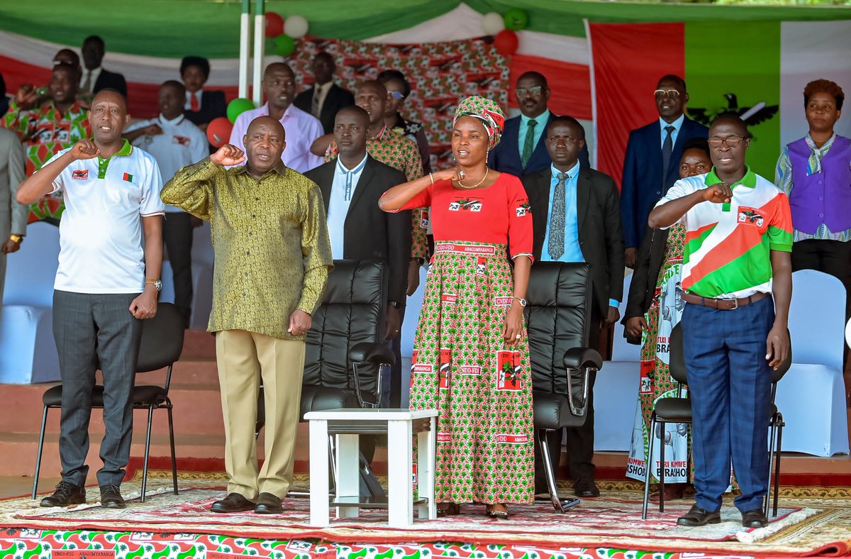 Burundi1stLady's tweet image. Naranezerejwe cane no kwifatadikanya n'abagumyabanga ba komine #Nyanza, mu ntara ya #Burunga kuri uyu wa 30.10.2025, mu gisabisho co gushimira Imana kuvyo yadukoreye mu kwezi kwa Gitugutu. Imana ihezagire Uburundi n'abarundi.