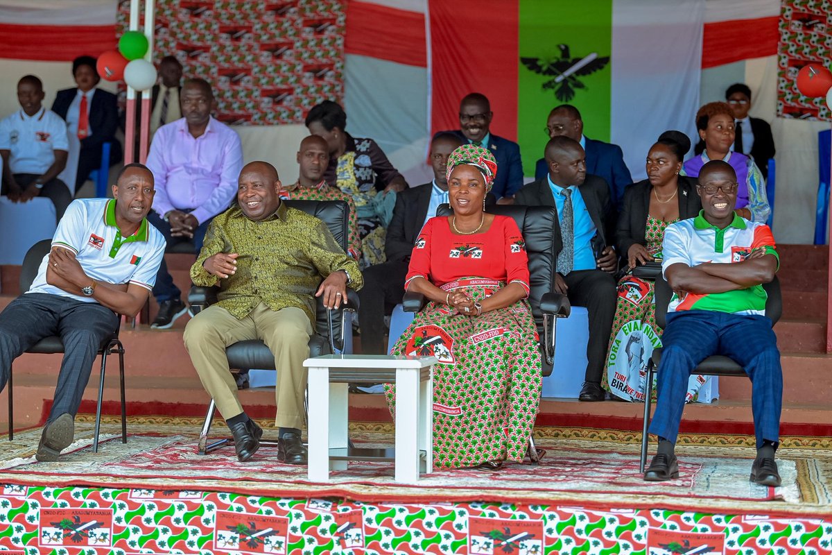 Burundi1stLady's tweet image. Naranezerejwe cane no kwifatadikanya n'abagumyabanga ba komine #Nyanza, mu ntara ya #Burunga kuri uyu wa 30.10.2025, mu gisabisho co gushimira Imana kuvyo yadukoreye mu kwezi kwa Gitugutu. Imana ihezagire Uburundi n'abarundi.