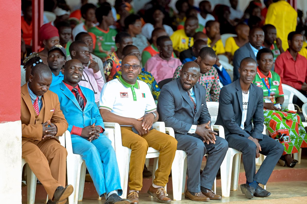 Burundi1stLady's tweet image. Naranezerejwe cane no kwifatadikanya n'abagumyabanga ba komine #Nyanza, mu ntara ya #Burunga kuri uyu wa 30.10.2025, mu gisabisho co gushimira Imana kuvyo yadukoreye mu kwezi kwa Gitugutu. Imana ihezagire Uburundi n'abarundi.