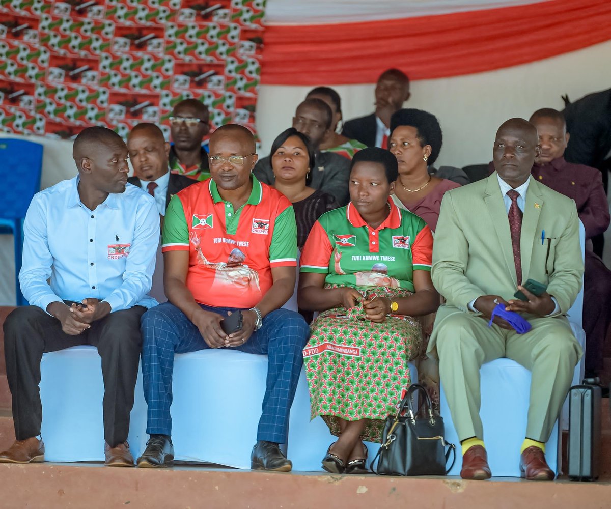 Burundi1stLady's tweet image. Naranezerejwe cane no kwifatadikanya n'abagumyabanga ba komine #Nyanza, mu ntara ya #Burunga kuri uyu wa 30.10.2025, mu gisabisho co gushimira Imana kuvyo yadukoreye mu kwezi kwa Gitugutu. Imana ihezagire Uburundi n'abarundi.