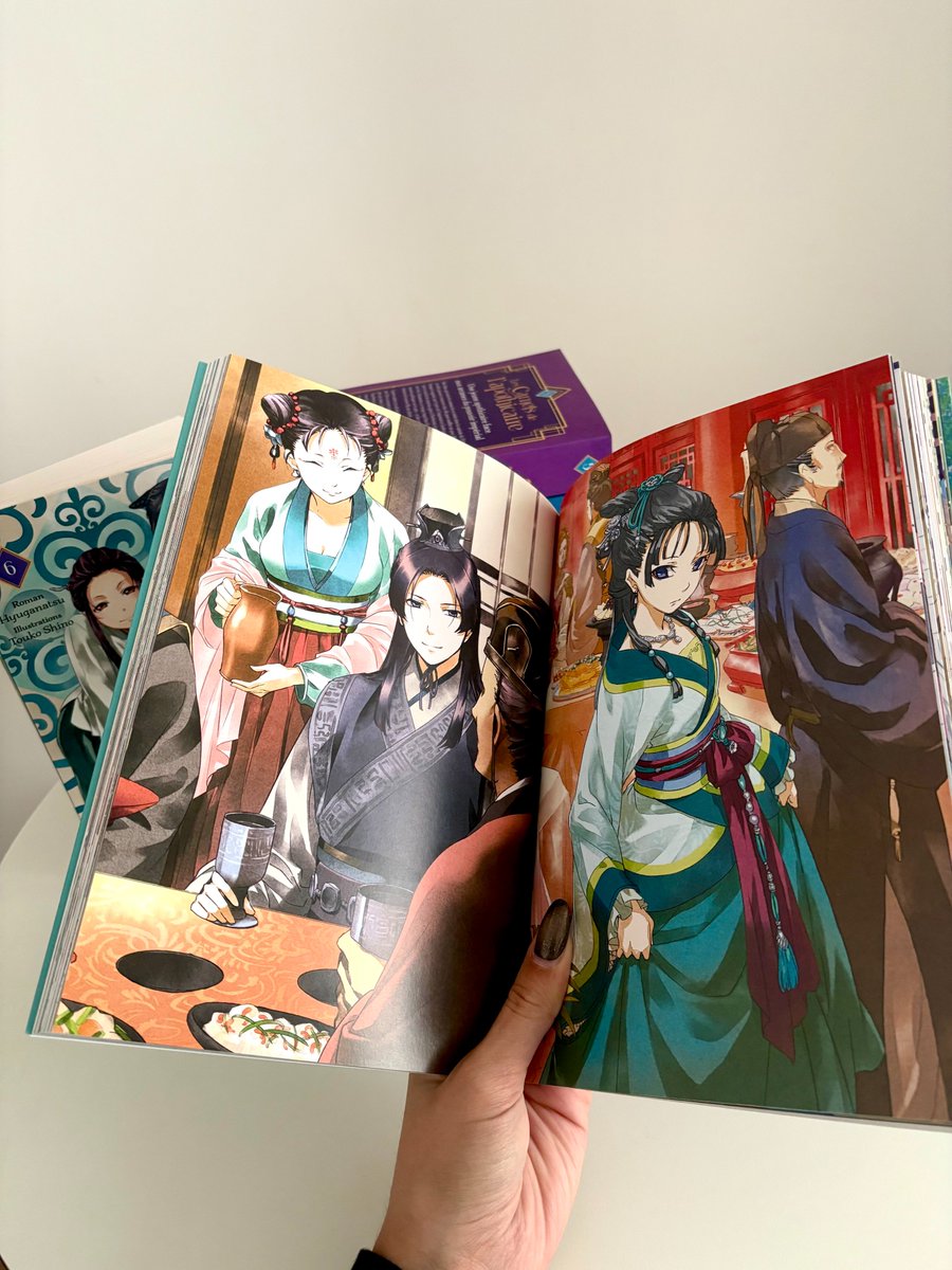 Fans des Carnets de l'apothicaire, avez-vous craqué pour l'artbook officiel, fraîchement sorti chez Ki-oon ? Un incontournable pour tout fan de Mao Mao, regroupant plus de 300 illustrations de Touko Shino, illustratrice des roman !