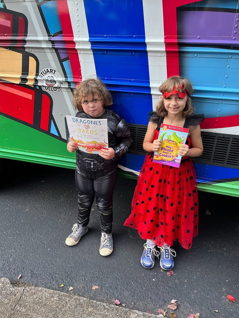 Last Friday was the perfect Fall evening for Arnold's Family Movie Night!
The evening started with a visit from the Raider Reading Road Show!. Afterwards, our families gathered on the back lawn to watch Bad Guys 2. It was a great night of fun for our Arnold Families!