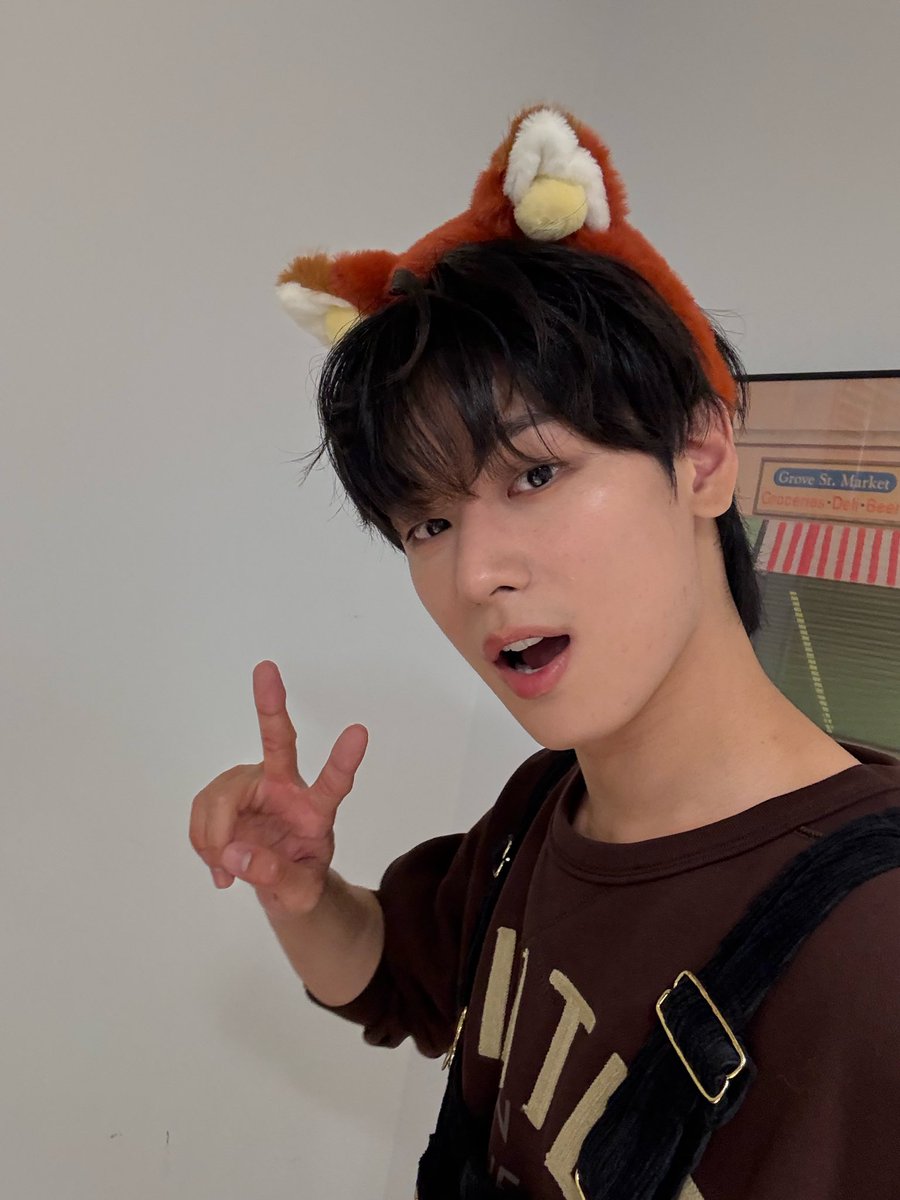 dailyljy's tweet photo. 251031 🐱💬 [11:57pm kst]

juyeon sent photos of him in nick ears https://t.co/MyQLjMorsD