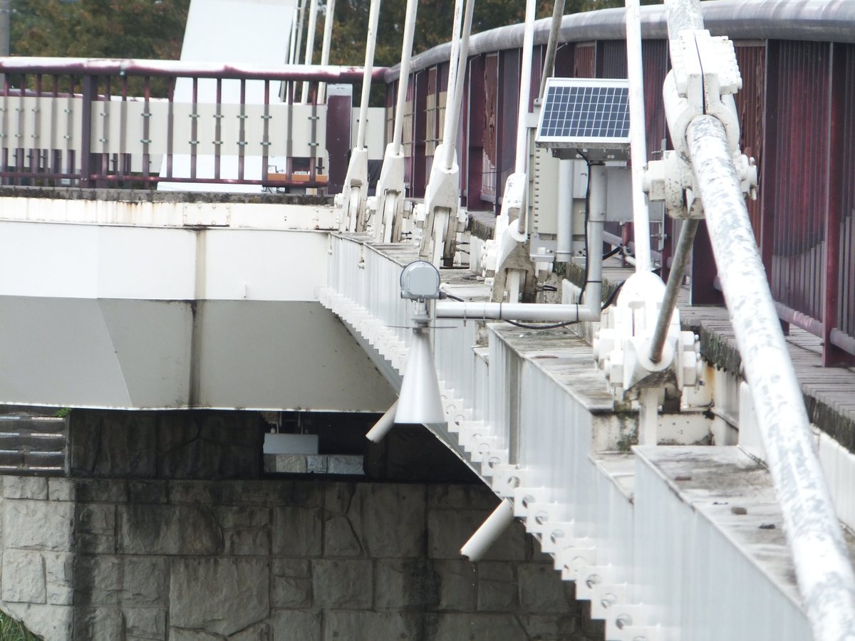 Sriee_hyff's tweet photo. 浅川，ふれあい��
非接触型水位計，あまり見たことがなかった
真下が陸地なので平水時は水位が測れていない模様．あくまで洪水時の防災目的 https://t.co/HYjiLoH3Xd