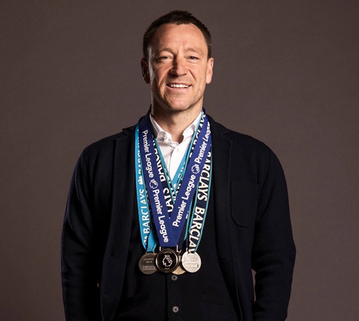 UniversCFC's tweet image. 🚨 John Terry : “J’ai été invité par Tottenham pour le match, le coup d’envoi est à 17h30. Ils m’ont dit d’arriver à 17h29, ils me feront faire le tour de leur salle des trophées et je serai à ma place pour le coup d’envoi.”

[TalkSport sur TikTok]