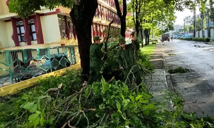 🇨🇺#Cuba ha vivido horas de inmenso peligro y ahora jornadas de fuerza y empuje, como solo es capaz de hacer nuestro heroico pueblo. A pesar del odio, de las campañas difamatorias, de un bloqueo recrudecido y la furia de la naturaleza #CubaEstáFirme