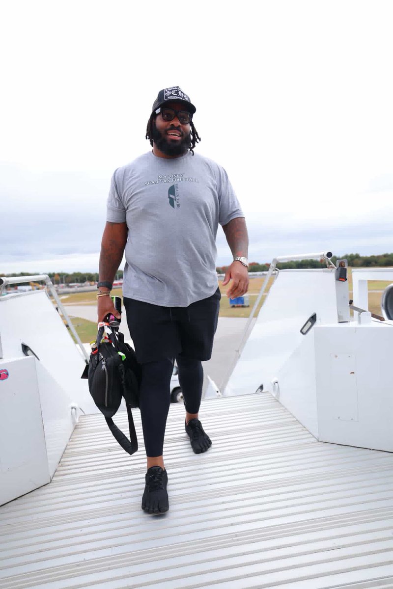 CoachLynch62's tweet photo. Repping Maloney D-Line while traveling!! https://t.co/zocBtJ7tJj