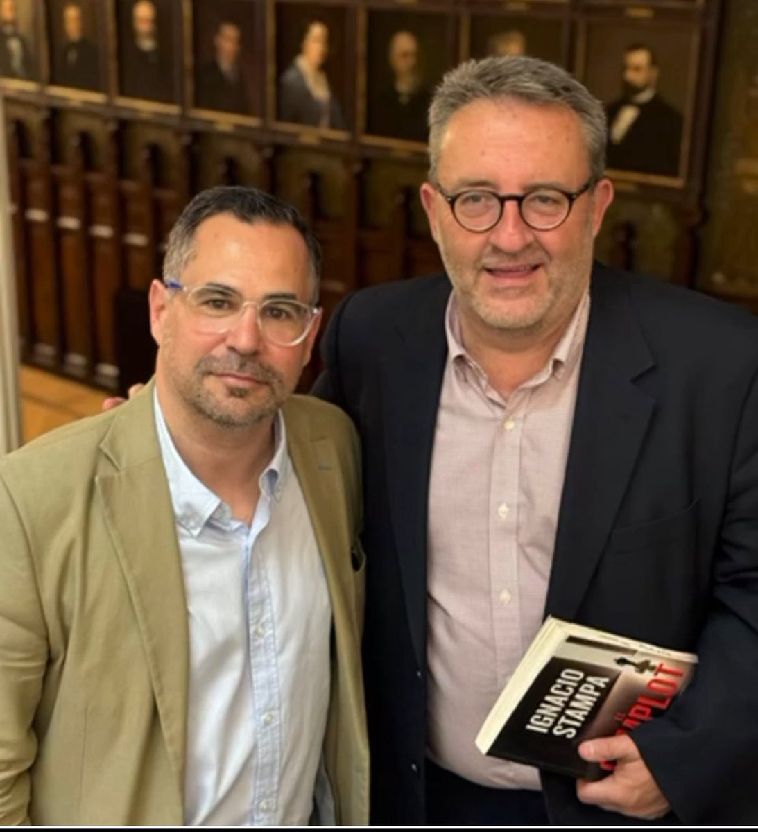 🚨🚨Los que hemos leído el libro de <a href="/IgnacioStampa/">Ignacio Stampa</a>, y yo tuve el honor incluso de presentarlo junto a él en el Ateneo de Madrid, sabemos por lo que ha pasado. Una persecución implacable de la FGE por tierra, mar y aire.
Supo resistir, contar lo que pasó y recurrir todas las