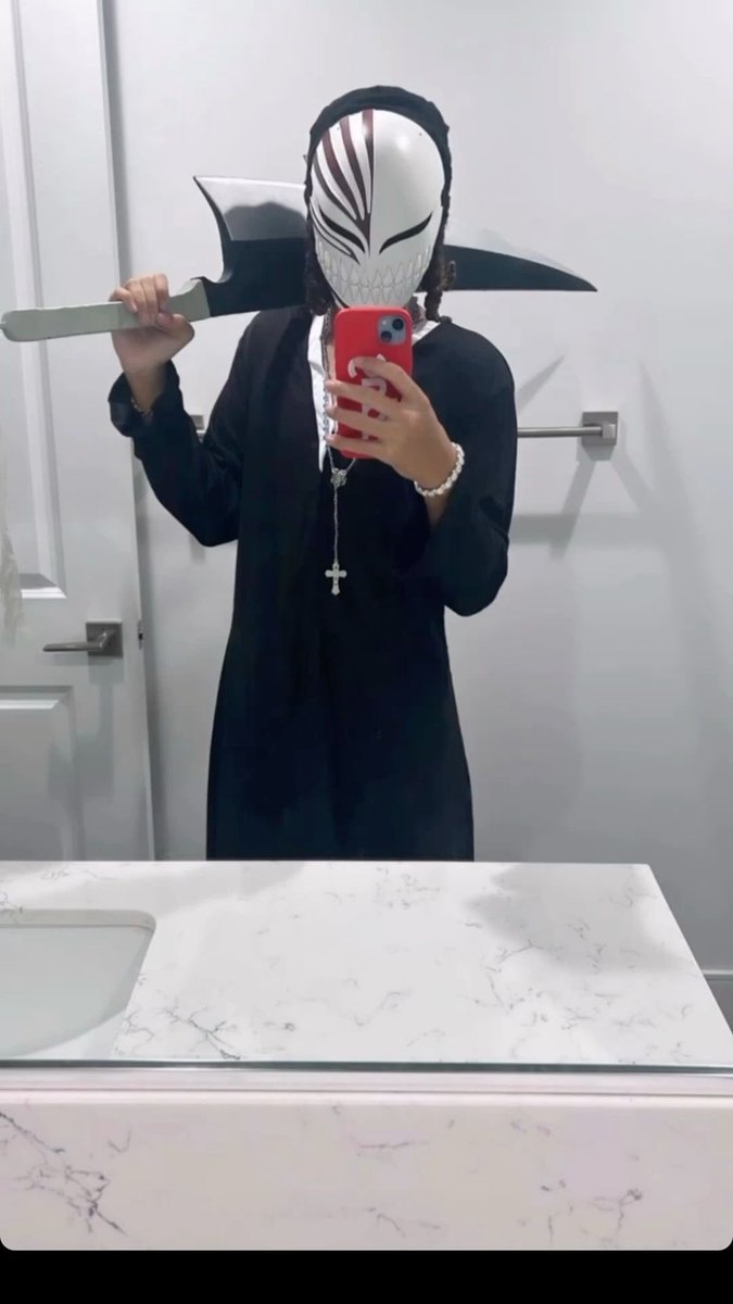 CheUnreleased's tweet image. Che dressed up as Ichigo from Bleach 

Do yall fw this costume?