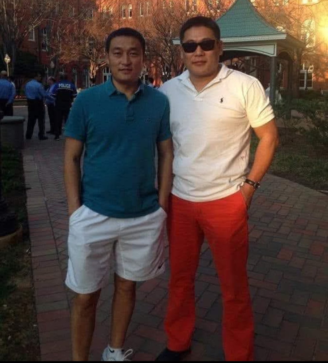 Засаглалын хямралыг энэ хүртэл түлхсэн энэ хоёр золбин эмэгтэйчүүдийн ард нуугдаад гарч ирэхгүй бгаа биз. Арчаагүй, аймхай эрчүүд яг ингэдэг юм...‼️