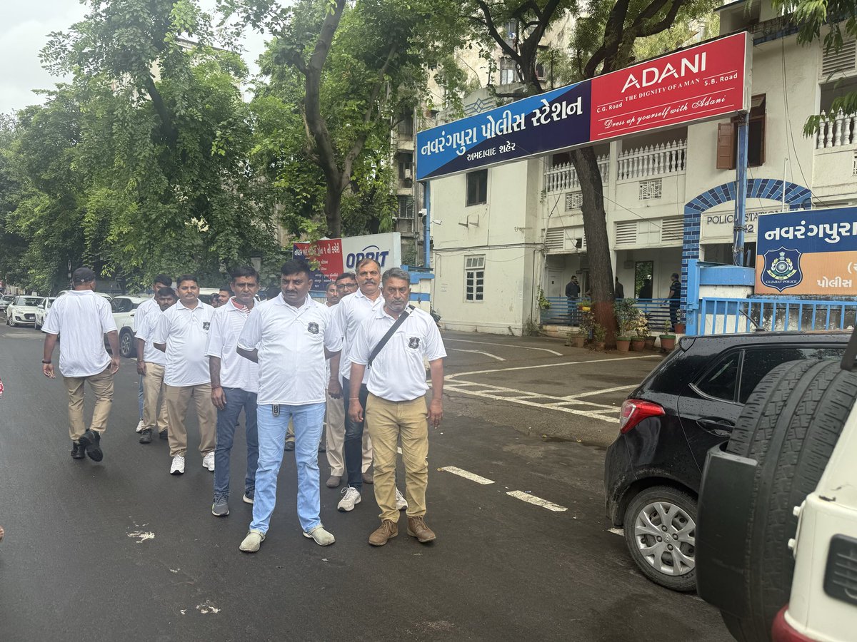 Navrang_PS_Ahd's tweet photo. “Run for Unity” કાર્યક્રમ — નવરંગપુરા પોલીસ સ્ટેશન દ્વારા આયોજિત એકતા અને રાષ્ટ્રીય એકરૂપતાનો સંદેશ આપતો દોડ કાર્યક્રમ. સૌ નાગરિકોમાં રાષ્ટ્રપ્રેમ અને એકતાની ભાવના વધુ મજબૂત બને એ હેતુસર આ કાર્યક્રમ યોજાયો હતો. 🇮🇳👮‍♂️ #RunForUnity #EkBharatShreshthaBharat #RashtriyaEktaDiwas https://t.co/dK5SjLLie0
