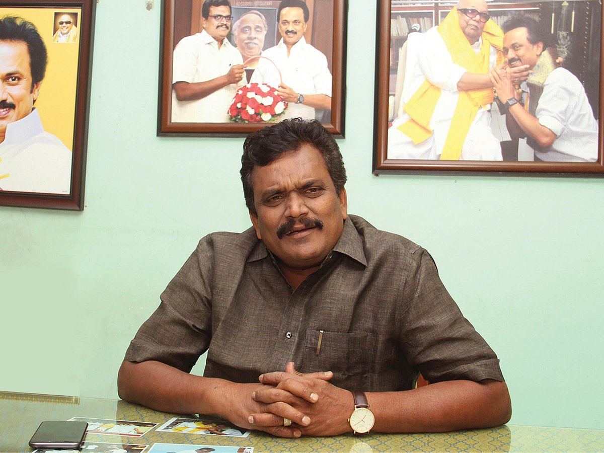 அதிமுகவில் இருந்து நீக்கப்பட்டு திமுகவில் இணைந்ததால் புனிதமானவர்கள்

1.செந்தில் பாலாஜி 2. சேகர் பாபு 3.எ.வ.வேலு 4.தங்கதமிழ் செல்வன்