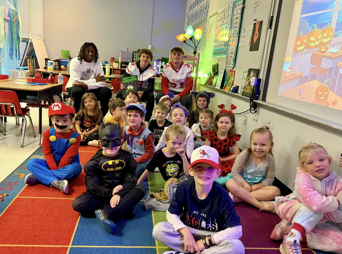 CoachCReaves's tweet image. We got to see all kind of characters in Roswell this morning! Thank you to @SweetAppleES for letting us come by! Cant wait to see everyone back in Roswell tonight. @andylallison @MiltonEagles_FB @carterrcheesee @LGlenn_FCS_AD @JonesBC_MHS