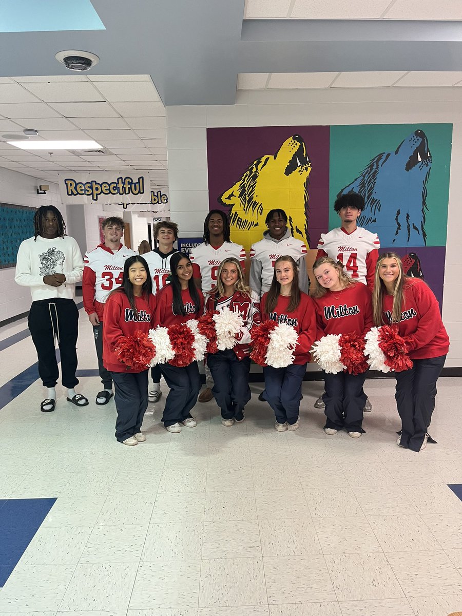 CoachCReaves's tweet image. We got to see all kind of characters in Roswell this morning! Thank you to @SweetAppleES for letting us come by! Cant wait to see everyone back in Roswell tonight. @andylallison @MiltonEagles_FB @carterrcheesee @LGlenn_FCS_AD @JonesBC_MHS