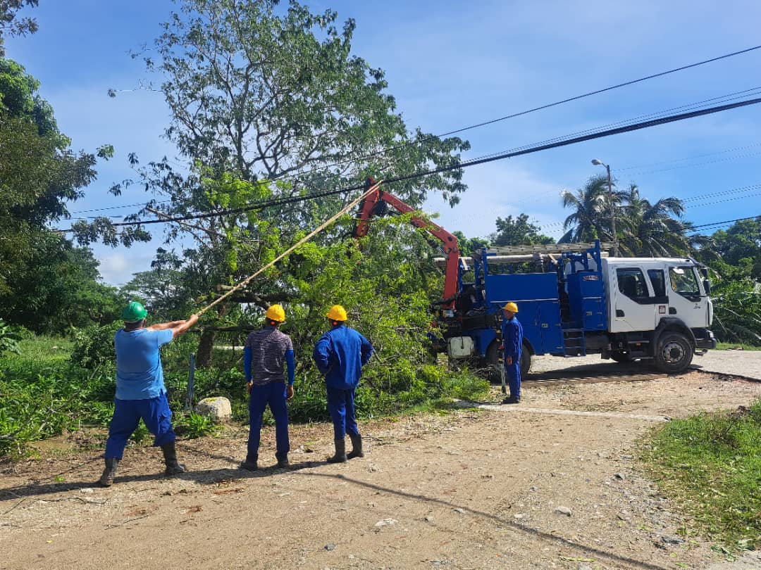 #Melisa 🌀 dejó en #Holguín disímiles afectaciones, pero tras su paso nuestra gente de <a href="/ETECSA_Cuba/">ETECSA</a>  trabaja sin descanso en la recuperación y eso hoy unido a la  sonrisa de nuestros ejecutivos brindando servicio es reflejo de nuestro compromiso con #Cuba <a href="/DarquirisC/">Darquiris Sánchez Castro</a> <a href="/LuisArnolis/">DrC.Luís Arnolis Reyes Ramirez</a>