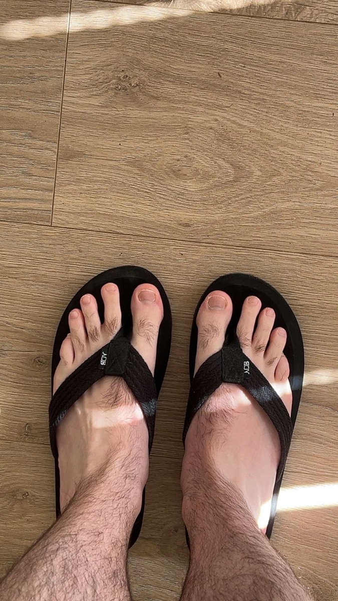 DSach690's tweet image. Decided to air the dawgs out while running a few errands today 🔥 #feet #malefeet #flipflops #feetworship