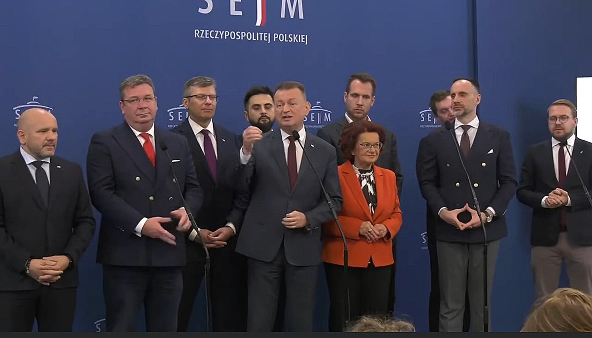 siejkosky's tweet photo. Tuzy pisowskiego intelektu.💪
No tylu tęgich umysłów na jednym zdjęciu to świat nie widział od czasu sławnego zdjęcia Uczonych z piątego kongresu Solvaya. 🤯

Pozwoliłem sobie na krótką charakterystykę tych mędrców ze stajni Kaczyńskiego. 
(od lewej, jakby ktoś nie wiedział 😉)

1️⃣. Gosek, pseud. Toudi, olimpijczyk, gość który podobno przeczytał więcej książek niż widział na oczy, mało jarzy cokolwiek. Przykład bytu, któremu impulsy z mózgu do języka gdzieś po drodze zanikają. Nie wiem po co zapraszany do programów, wszak ogarnia tematy rozmów jak jest już za późno, a przy nim nawet fotel na którym siedzi wykazuje większą aktywność IQ i ma więcej do powiedzenia.🙄
Generalnie Toudi sprawia wrażenie jakby miał lagi na łączach z rzeczywistością.🤷

2️⃣. Wójcik, pieniacz, ciśnieniowiec przed zawałem, niesamowita umiejętność sterowania kolorytem twarzy... I to w zasadzie jego jedyna zauważalna umiejętność w polityce.

3️⃣. Warchoł, nazwisko adekwatne do intelektu i całego jego pisowskiego jestestwa, zresztą nie tylko jego. Tutaj w zasadzie nie ma co oceniać.🤷 Główne osiągnięcie? Obrona chrześcijan przed...chrześcijanami. Pusty uśmiech niewiedzy to jego znak rozpoznawczy.😌
4️⃣. Kaczmarczyk, niesamowity biznesmen, kupił traktor za półtorej bańki i wyprawił wesele za ćwierć bańki, wykazując kilka tysięcy dochodu na rok. Kto tak umi? 💪
Dobrze, że nie wymyślił wesela w kopalni jak pulpet Moskal, ale to chyba przez to, że John Deere nie chciał się w szybie zmieścić. 🚜

5️⃣. Błaszczak, noooo, lider spędu, ten chodzący deficyt intelektu to jest już prawdziwy kwiat lotosu w PiS. Chodzą słuchy, że bez zgody Kaczyńskiego nawet grzywki sobie nie poprawi. Wojskowy hobbysta, jego zakup uzbrojenia bez uzbrojenia jest kwintesencją działań PiSu w obszarze uzbrojenia polskiej armii...i nie tylko w tym obszarze. 🫣

6️⃣. Kanthak, prawniczy chłopek roztropek, nie nadaje się nawet na asystenta asystenta, a aplikował.☝️Niestety Jasia umyli na etapie wczesnej rekrutacji, po prostu za tęgi umysł na uczelnianą karierę, nawet jeżeli miałby robić za gońca i roznosić książki.
Skończył jako reżyser własnych klipów na tiktoka, zwykle podniecając się przy tym niczym napalony nastolatek przed obejrzeniem swojego pierwszego pornola. 😌

7️⃣. Kurowska, no przy niej to warto się zatrzymać na dłużej. Ekspertka od dżew wyciągających tlen z atmosfery, podskórnych wybuchów CO2 i naukowej teorii, że Polskę i Polaków stworzył kościół katolicki.🤦 Według niej sam Bóg chciał żeby prezydentem został Nowogrodzki...dlatego został.🤷
Przywlokła do sejmu figurkę św. Ążeja Boboli żeby ten zatrzymał kryzys na granicy. I wiecie co? Skubany zatrzymał.💪 Taki cwancyś.😌

8️⃣. Janóż, no cusz, to po prostu Janusz, zabrakło skali oceny.🤷 Podobno od kiedy odciął sobie prypcia z czoła, pozbawił się większości swojej wiedzy, którą magazynował latami.
Choć ja tam w to nie wierzę, bo jak był idiotą przed ekstrakcją bazy danych, tak jest nim i po.🤷 On musi czerpać wiedzę z innego źródła.🤔 

9️⃣. Kaleta, mentalny Sebix, śpiący królewicz walki z nakrętkami, tzw. prawnik choć nigdy tego zawodu nawet nie tknął, wszelką praktykę szlifował w PiS.🙄 Wiemy już dlaczego u Kaczyńskiego funkcjonuje tylu paraprawników. Legenda głosi, że udało mu się odkręcić nakrętkę z butelki w 20 sekund...nie uszkadzając oka.☝️
Ale niestety barchany musiał oddać do prania.

🔟. Ozdoba, pseudonim zagraniczny - "Jack Decoration", miłośnik planowania akcji popychania kobiety w ilości pięciu na jedną - w obronie koniecznej. Klasyczny jednostrzałowiec, dodał sobie 50% IQ zakładając okulary.
🤷
A Szydło powiedziała kiedyś, że "polityk musi pamiętać, że jest mądry mądrością swoich wyborców"... tak, że.  🙄