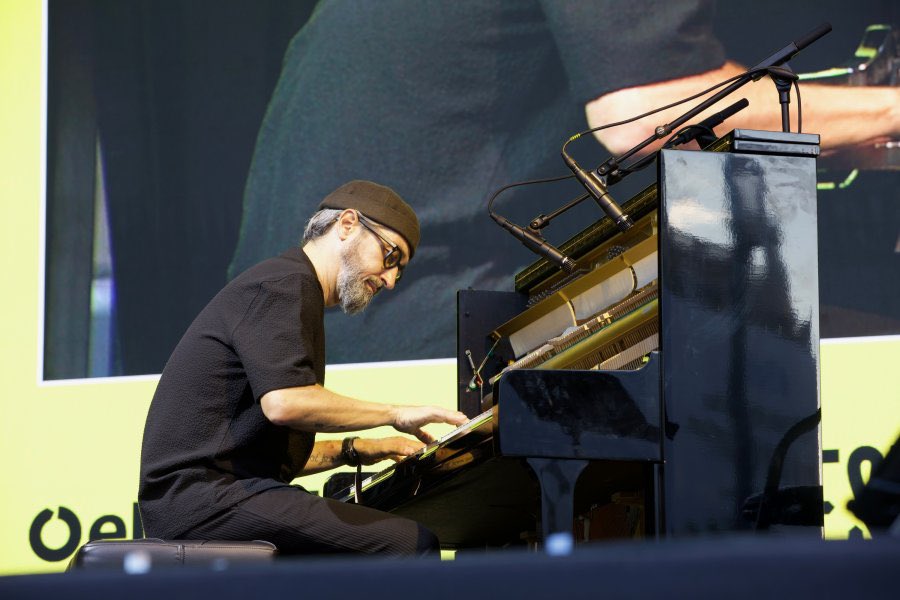 Hoy a las 20:00, recital de poemas sobre la guerra, de varios poetas.

Con <a href="/JuanDiegoBotto/">Juan Diego Botto</a> y Nur Levi 

🎹Al piano, <a href="/pelayoale/">Alejandro Pelayo</a> 

En <a href="/salamirador/">Sala Mirador</a> 

➡️ lamirador.com/funcion?nombre… 🎫