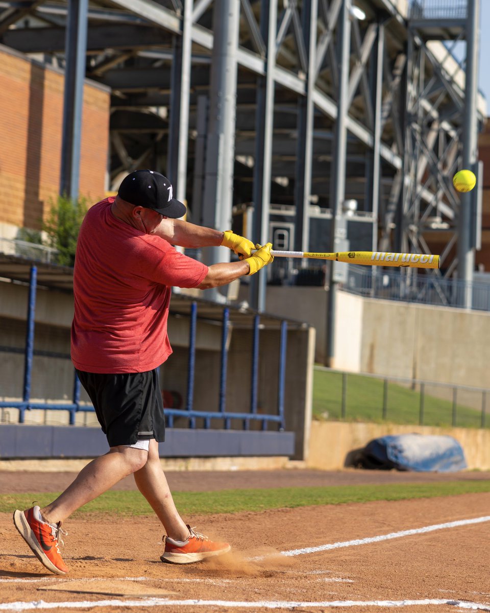 maruccisp's tweet image. Yellow Chocolate Crush | USA Loaded 2PC | Available Now🍫

The only thing you’re crushin’ harder than candy is the ball.💥

#slowpitch #softball