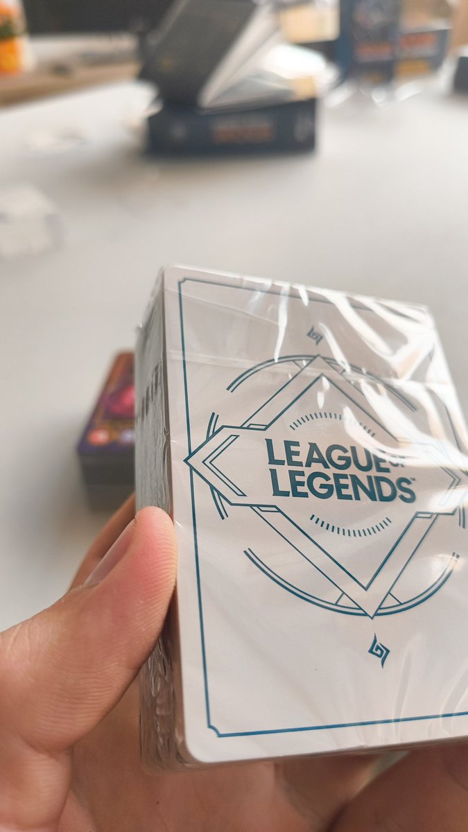 TorxaJr's tweet photo. @playriftbound que tenéis en la fábrica a Eduardo manos tijeras?
Calidad de las cartas equisde https://t.co/ga6kytPpd0