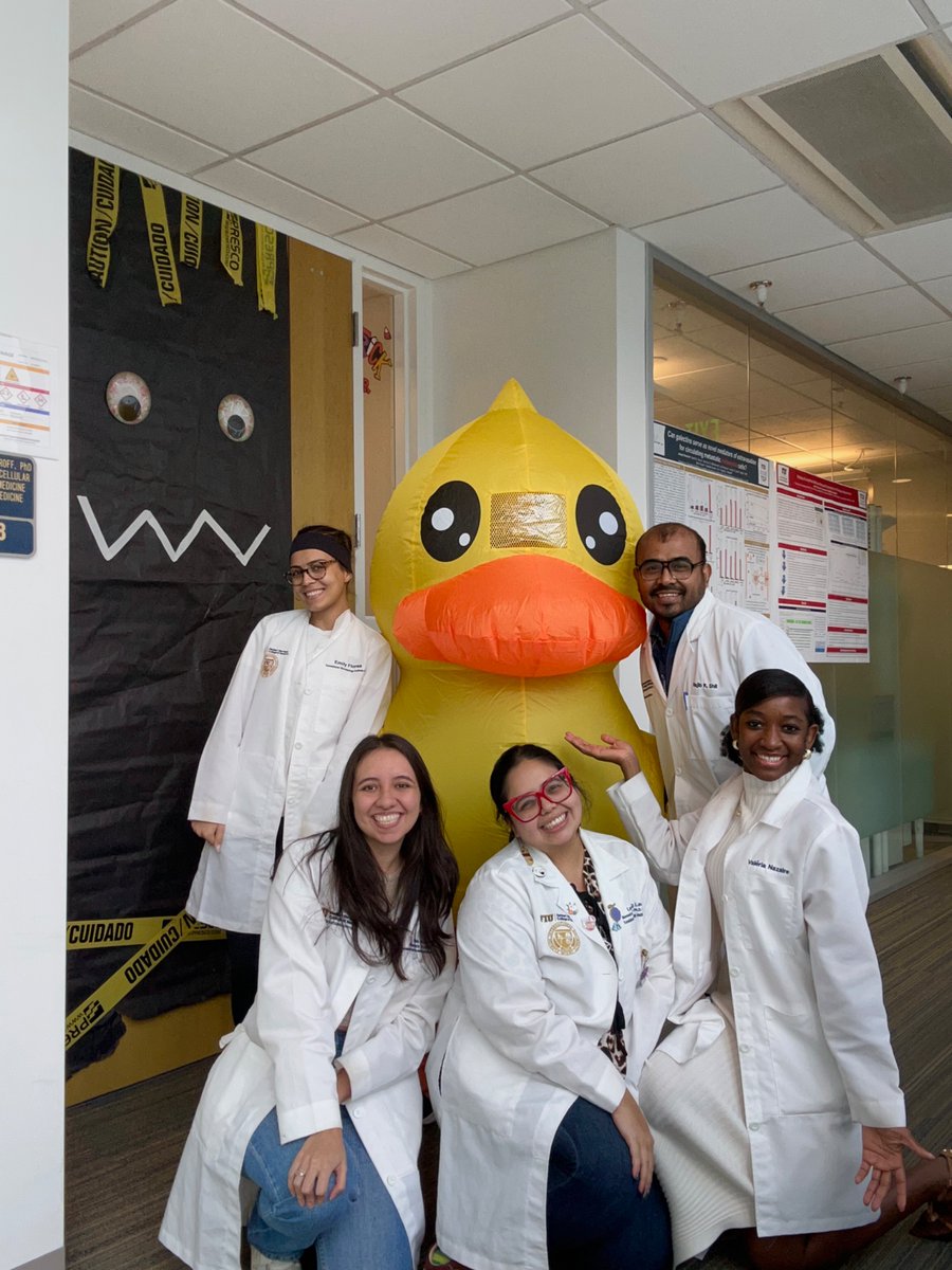 DimitroffLab's tweet photo. Happy Halloween from the Dimitroff Lab 🧪🧪🎃🎃🎃 https://t.co/6RphTgru2x