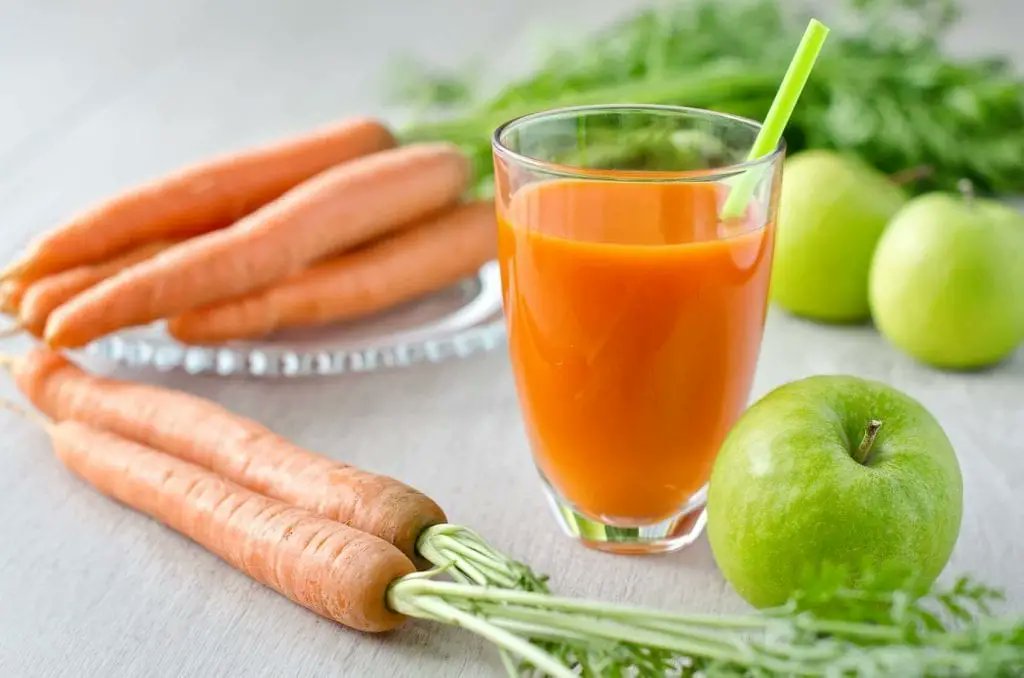 karimanesr's tweet photo. Fórmula casera antioxidante para proteger la retina:

Licúe zanahoria, manzana verde y una pizca de cúrcuma fresca.
Esta combinación aportará betacarotenos, polifenoles y antioxidantes que ayudan a reducir el daño oxidativo ocasionado por la luz de las pantallas.

Muchas más recetas útiles como esta en mi libro Secretos para tener una salud visual perfecta
