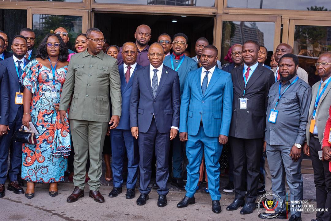 LePotentiel_rdc's tweet image. 🎉 Célébration à Kinshasa ! La formation des Huissiers de Justice s'est conclue sous le patronage du Ministre d'État @GuillaumeNGEFA, renforçant la professionnalisation du système judiciaire. Un grand merci au Gouvernement et à l'UIHJ ! #JusticeRDC #Formation #Droit 👩‍⚖️👨‍⚖️