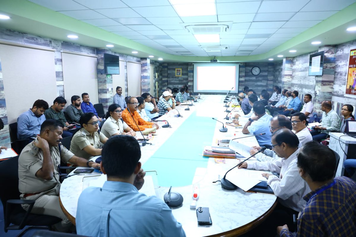 ଗଞ୍ଜାମ ଜିଲ୍ଲାପାଳଙ୍କ ଅଧ୍ୟକ୍ଷତାରେ ଜାତୀୟ ତମାଖୁ ନିୟନ୍ତ୍ରଣ କାର୍ଯ୍ୟକ୍ରମ ଅଧୀନରେ ଜିଲ୍ଲା ସ୍ତରୀୟ ସମନ୍ୱୟ ସମିତି ବୈଠକ ଆୟୋଜିତ ହୋଇଥିଲା। ବୈଠକରେ ଜିଲ୍ଲା ସ୍ତରରେ ତମାଖୁ ବ୍ୟବହାର ନିୟନ୍ତ୍ରଣ, ସଚେତନତା ଅଭିଯାନ ସୁଦୃଢ଼ କରିବା ଏବଂ ବିଭିନ୍ନ ବିଭାଗ ମଧ୍ୟରେ ସମନ୍ୱୟ ସ୍ଥାପନ କରିବା ବିଷୟରେ ଆଲୋଚନା ହୋଇଥିଲା। ଏହି ବୈଠକରେ