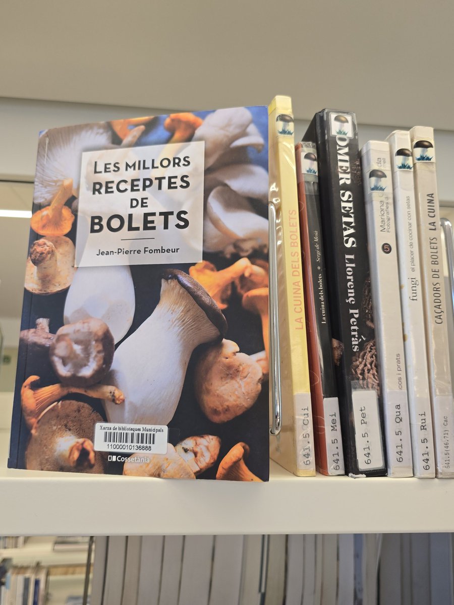 BibliotecaVicPB's tweet photo. Tardor. Temps de bolets. I a la Biblioteca, trobareu guies per identificar-los i receptes per cuinar-los. @bibliotequesXBM @vic_cultura @vic_educacio #quefemalesbiblios #magradallegir #bolets #cuina https://t.co/vDJc2D1p2d