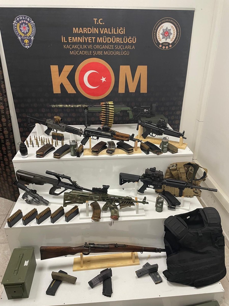 Mardin’de silah kaçakçılığı yapan bir şahısın evine düzenlenen operasyonda ele geçirilen silahlar: