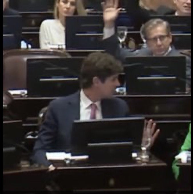 Leoogomez_'s tweet image. Estuviste rogando quedar, y por poco quedas afuera. La gente te va a recordar siempre como el tipo que quiso vivir del campo y como ese que mientras todos hacían un esfuerzo, se aumentó varias veces su sueldo.

La próxima no tengo dudas que quedas afuera! Abrazo