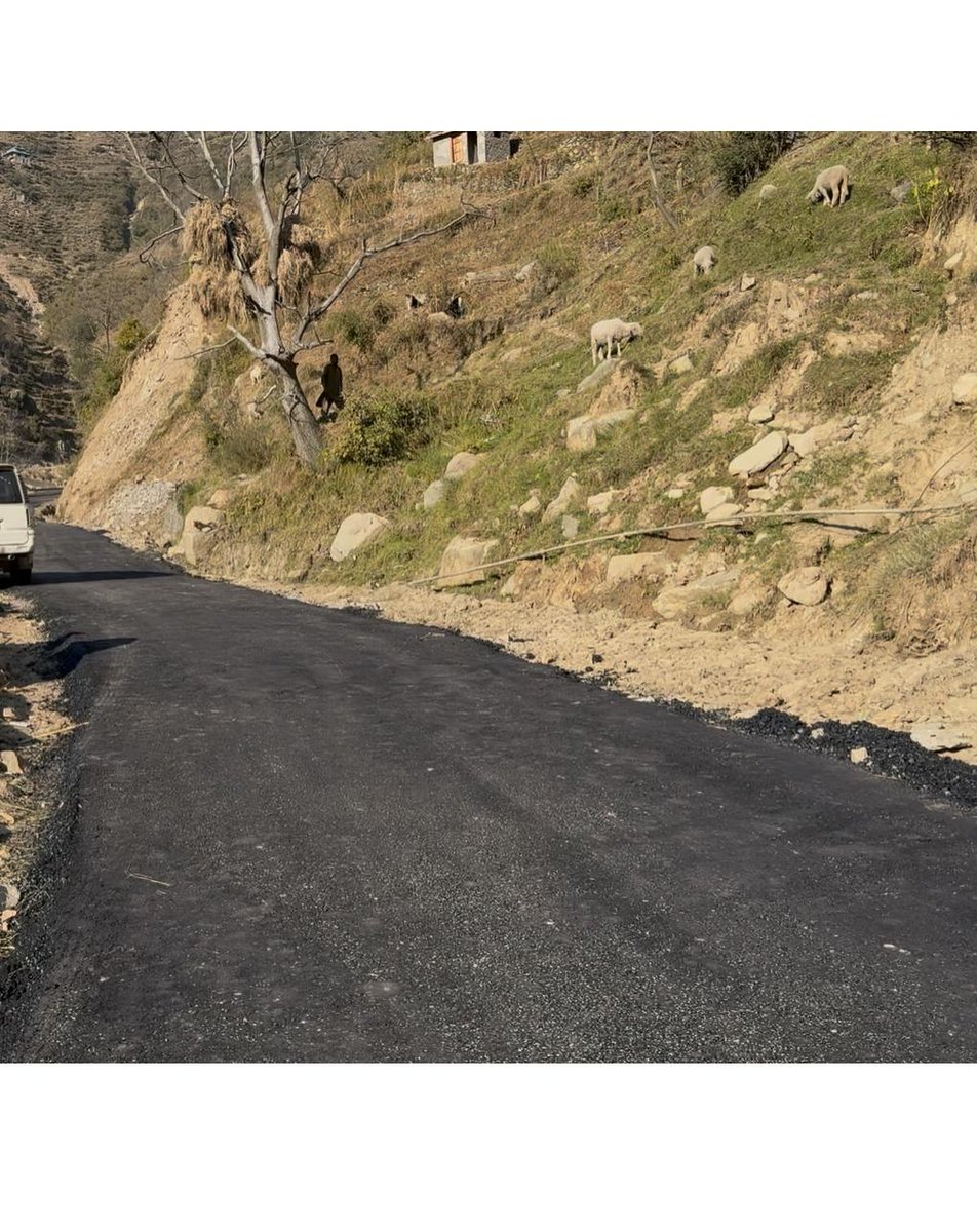 Visited the site of ongoing blacktop  work of PMGSY road from Lar to Khour of Mahore SubDivision along with Executive Engineer PMGSY and other staff members. Issued instructions to department to maintain quality of work by regular monitoring <a href="/Divcomjammu/">Divisional Commissioner Jammu</a> <a href="/DMReasi/">Deputy Commissioner Reasi</a> <a href="/dioreasi1/">Information & PR, Reasi</a>