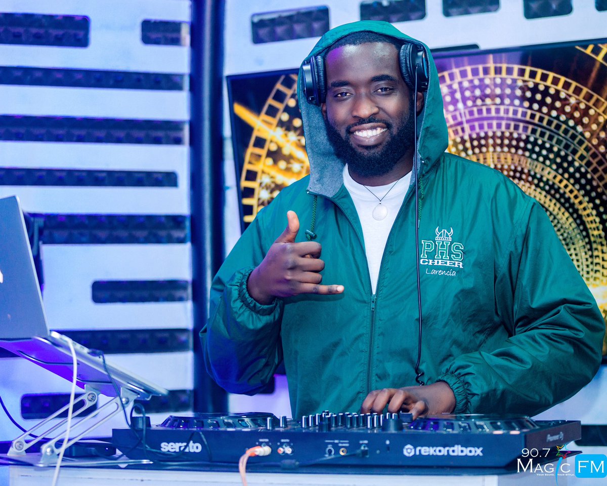 MagicFmRadio's tweet image. Yeeaaayaaah 🔥🔥 It’s a #MagicFriday indeed with your main driver Robert Mackenna &amp;amp; DJ Black on the ones and twos 🔥🔥💃

#MagicDrive 4pm-7pm #InesAndRobertMackenna

📸 @Bahizi_10837