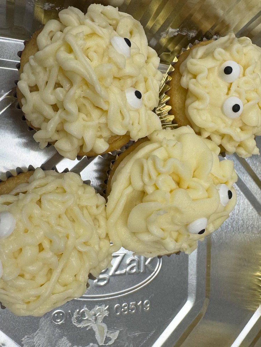 CIOBCitywide's tweet image. A wonderful treat from the Baking Club at Gaynor McCown Expeditionary Learning School! How fun to have a Halloween and fall themed baking challenge. Huge appreciation to the staff for organizing such a great activity for the students! 🥳🎃 #GaynorMcCownELS #BakingClub